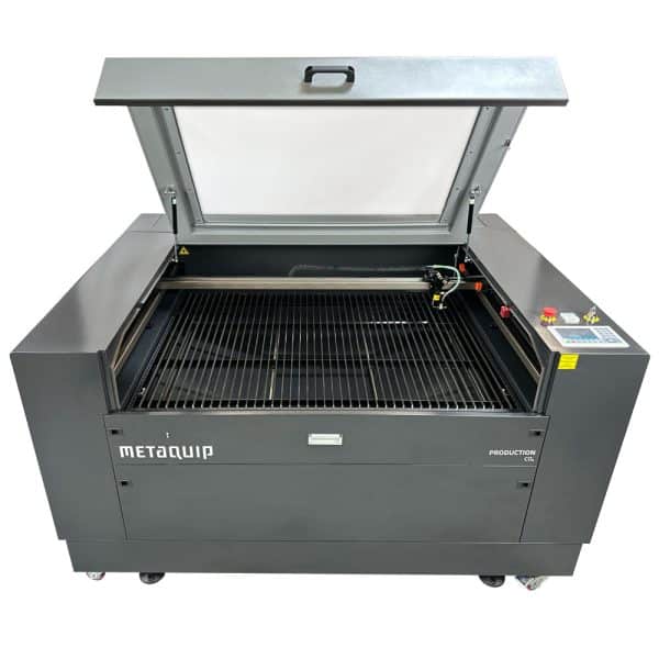 Production de machines laser CO2 - capot avant ouvert