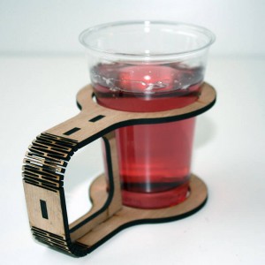 Découpe au laser de porte-gobelets en contreplaqué avec un laser CO2