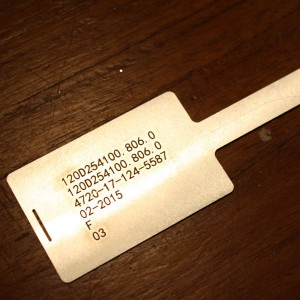 Gravure laser de plaques signalétiques en aluminium avec un laser à fibre