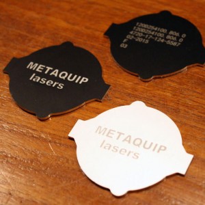 Gravure laser en aluminium anodisé avec laser à fibre ou laser CO2