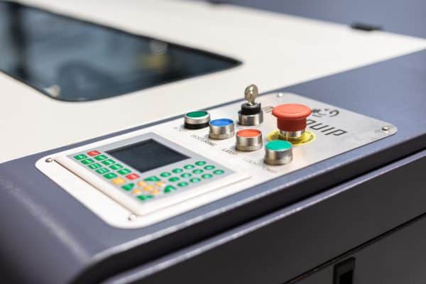 MQ1390C High-Power CO2 Combi métal bois plastique laser cutter opération closeup
