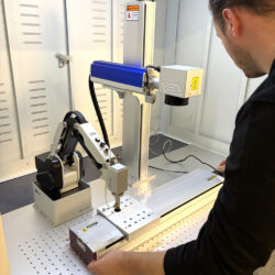 Gravure sur fibre laser Production XL en cours d'utilisation