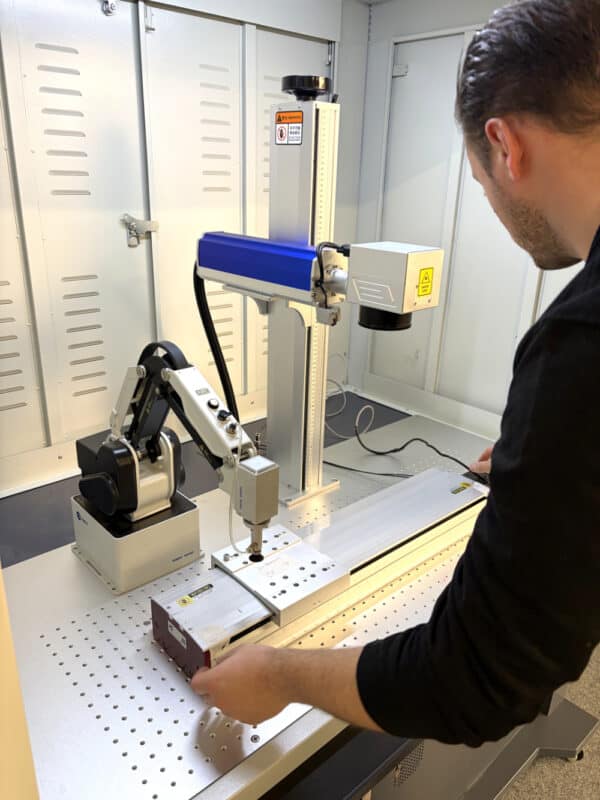 Gravure sur fibre laser Production XL en cours d'utilisation