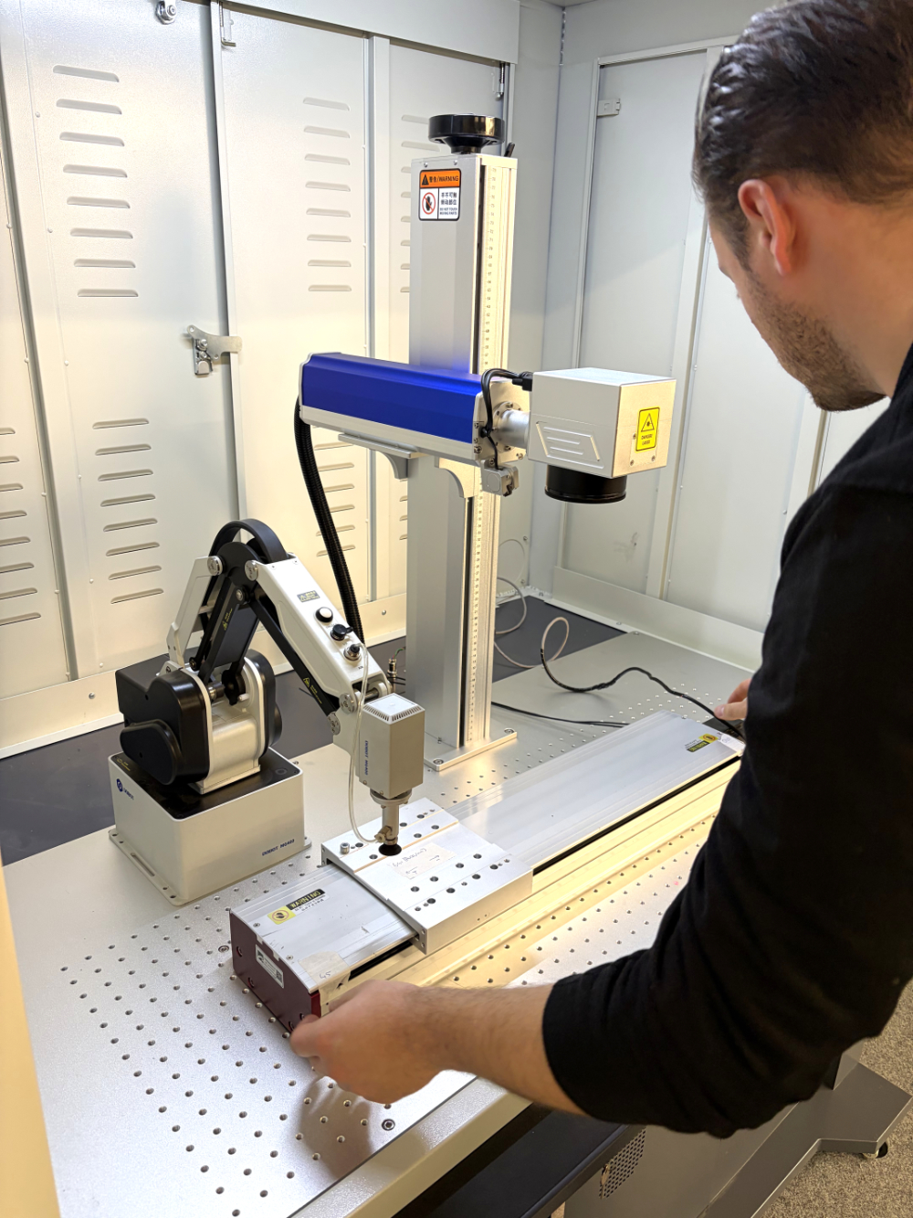Gravure sur fibre laser Production XL en cours d'utilisation