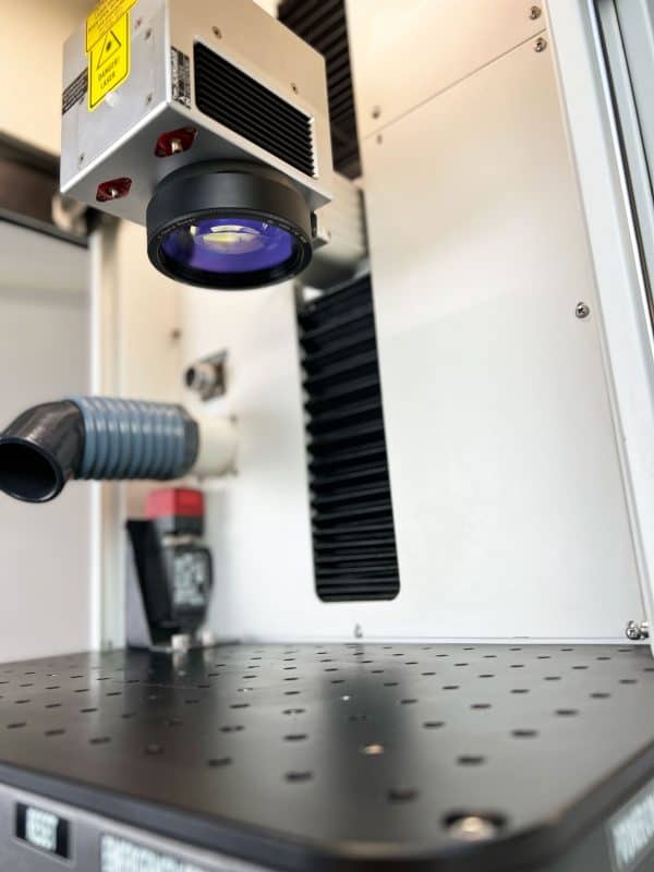 zoom de l'objectif de la machine de gravure laser à fibre de bureau