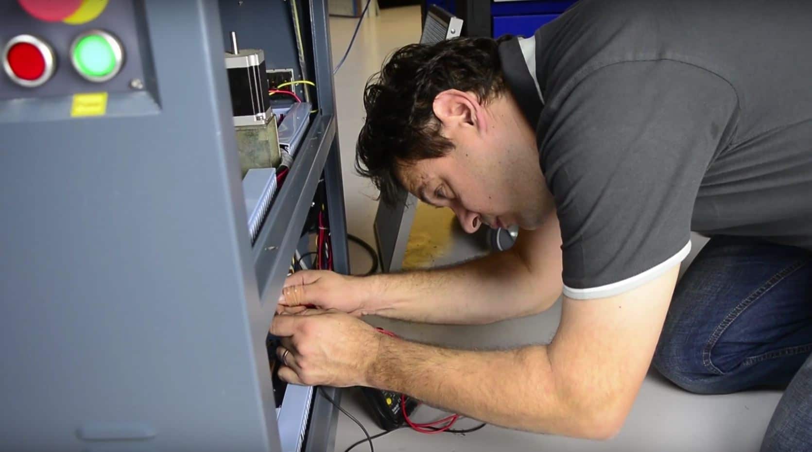 Maintenance de machines laser par un technicien de service MetaQuip
