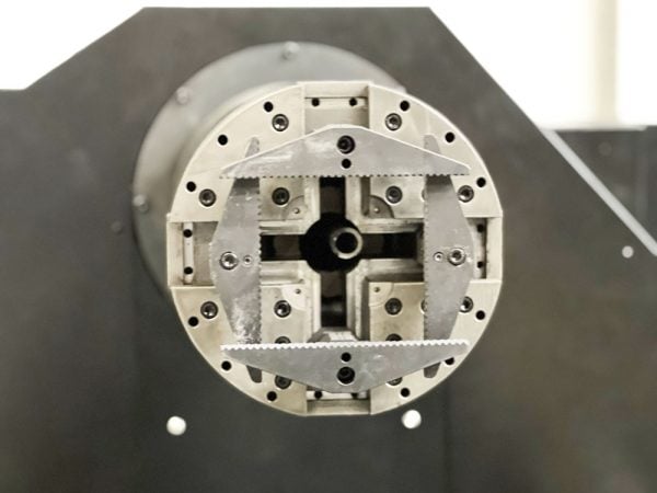 Gros plan de la pince de découpe laser du tube