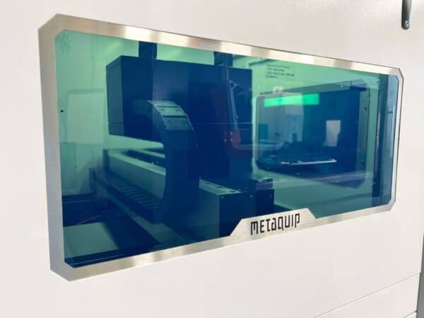 Coupeur laser à fibre métallique MQ FC6060 vue à travers la fenêtre
