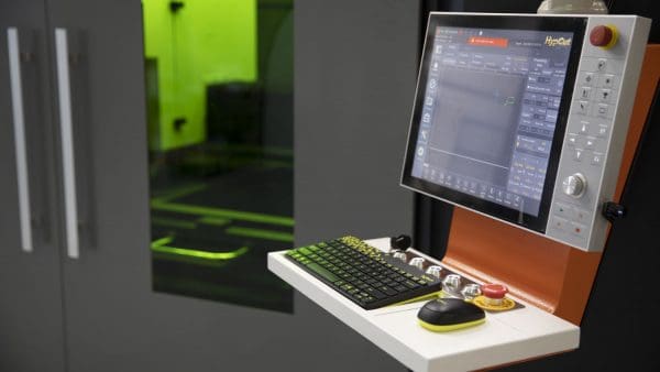 Opération de coupe laser en métal