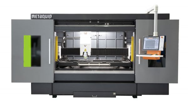 Porte du coupe-laser en métal ouverte